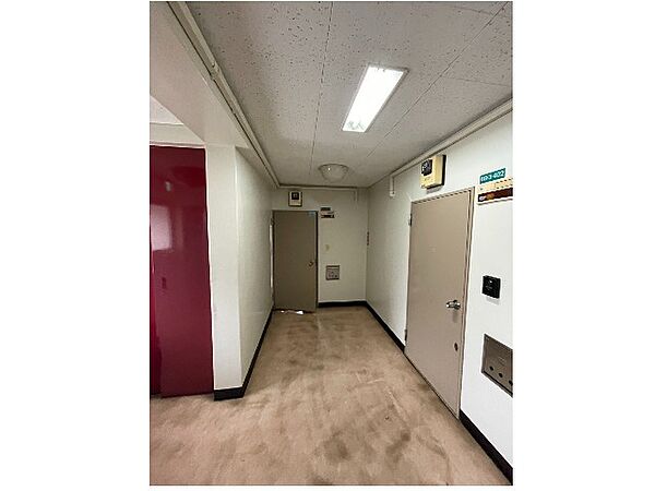 扉を開くと明るく暖かなお部屋がまっております。側面にはシューズボックスがついています。