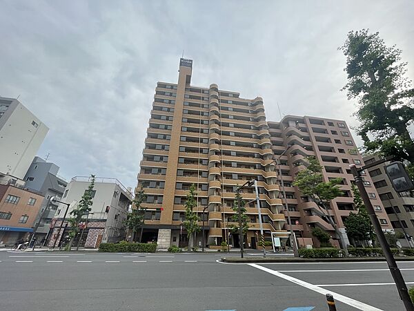 時の流れに色あせることのない瀟洒な外観。朝晩、1年365日、様々な表情を見せます。