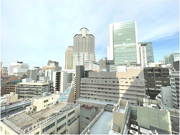 バルコニーからの眺望。近隣の建物との間隔もしっかり取られて風通し良好です。