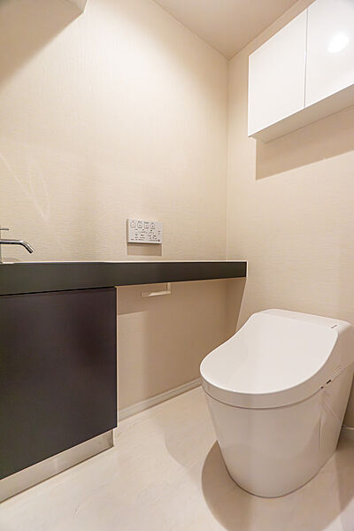 すっきりとしたタンクレスタイプを採用した清潔感のあるトイレです！