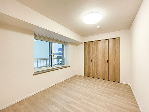 窓からの自然光が明るい洋室は、寝室やお子様のお部屋にぴったりです！壁面には大型のクローゼットが備わっており、お洋服をハンガーに掛けたままキレイに片付けられるため、お部屋を広く使うことができます！