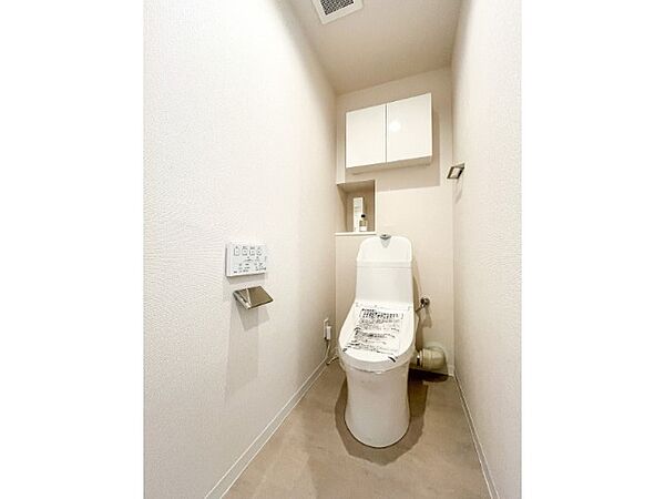 温水洗浄便座付きで快適に使用できる清潔感のあるトイレです！背面にはトイレットペーパーのストックや掃除用品を隠して整理できる棚が付いており、空間を清潔かつ広々と保つことができます♪