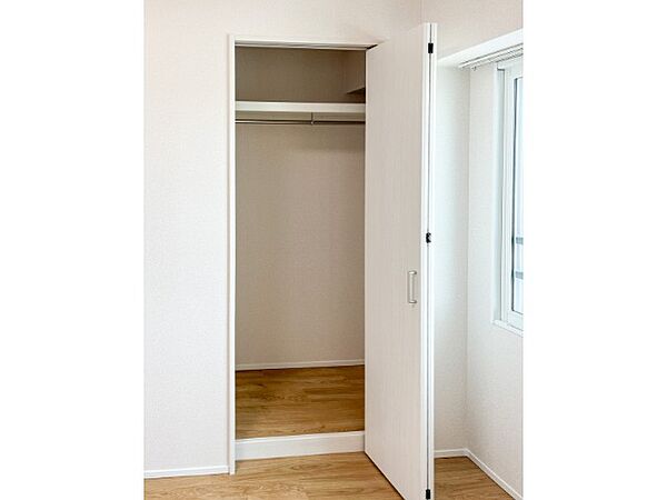 ハンガーパイプと上部棚を備えた収納力のクローゼットです！丈の長いコートや洋服を綺麗に掛けられるほか、上の棚には季節もののバッグや小物を置けるため効率よく整理整頓が可能です