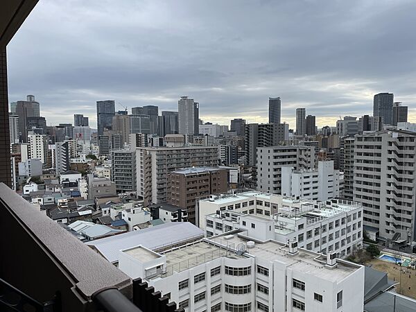 14階部分南向き住戸。陽当り、眺望良好