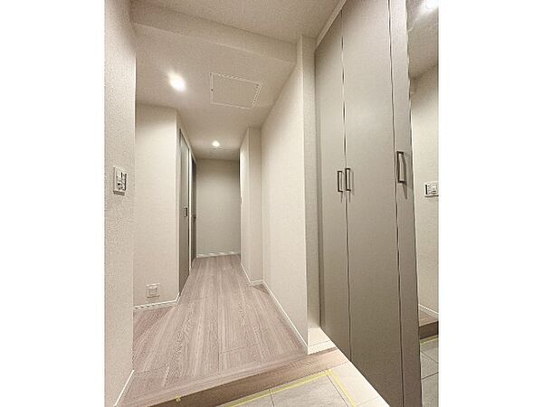 清潔感のある落ち着いた雰囲気の玄関です。安らぎに満ちた空間がここから始まります。