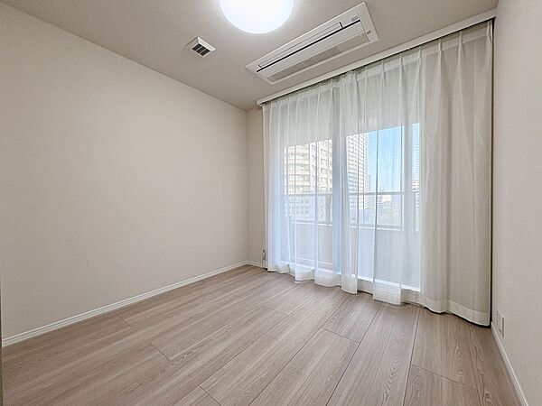 お子様の心と身体を見守る子供部屋として、思春期のプライバシーを重視したり、成長に合わせて机やベットを自由にレイアウトできるようにと、小さな自立心を育むお部屋作りを見越してご覧下さい。