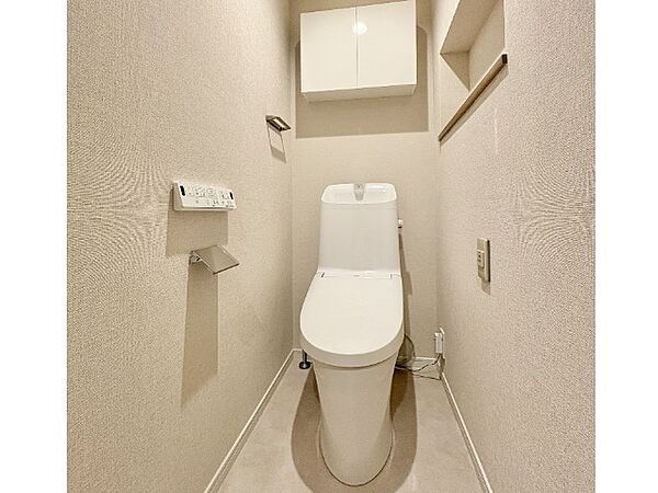 ホワイトカラーを基調とし、清潔感のある空間に仕上がりました。人気のウォシュレットタイプを採用♪