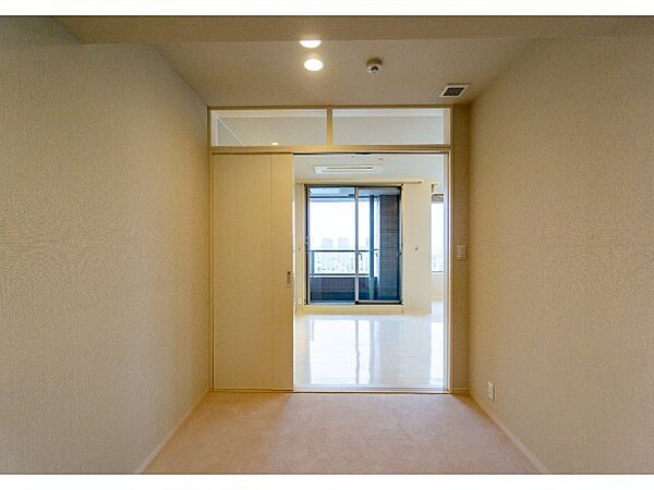 落ち着きのある柔らかな色調のお部屋。一日の疲れを癒す安らぎの空間です。