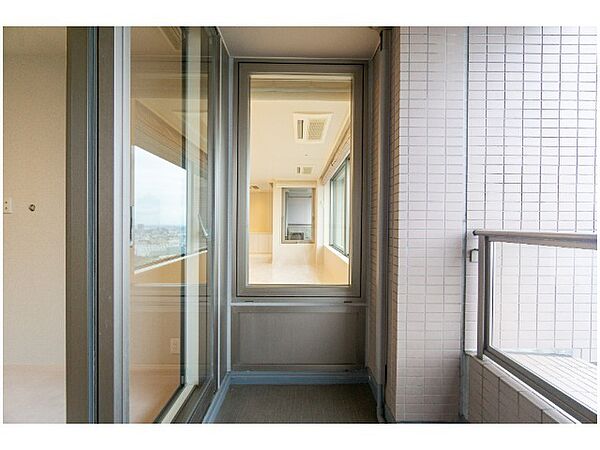 都市型生活をより快適にコーディネートするかのように、周りの情景とマッチしたバルコニー。