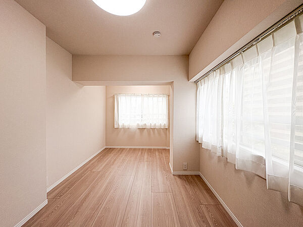 落ち着きのある柔らかな色調のお部屋。一日の疲れを癒す安らぎの空間です。