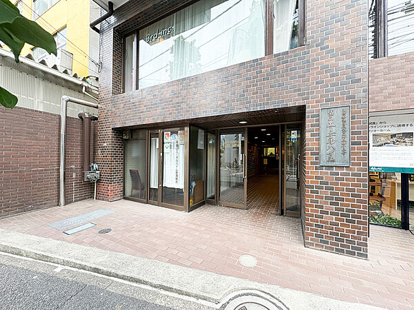 陽だまりの中でそよ風を感じる快適な空間。青空の下にその落ち着きのある外観を描き出します。