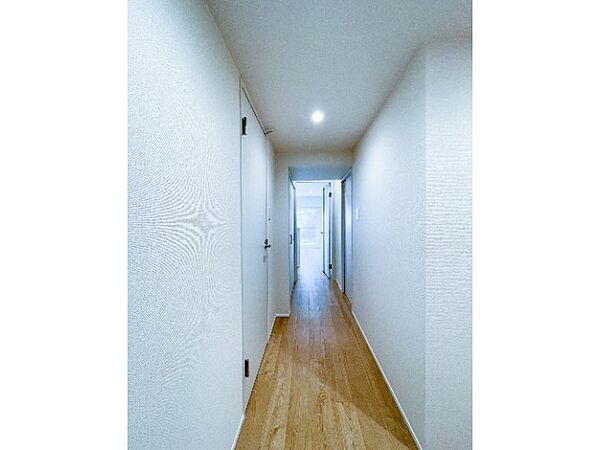 まっすぐに伸びた、白壁と木目フローリングのコントラストが綺麗な廊下です！各居室や水回りへの移動がスムーズに行える間取り設計となっています！クリーンな空間が、毎日の帰宅時にホッとする安心感を与えます！
