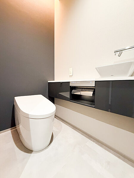 人気のウォシュレットタイプを採用し、ゆとりをもったトイレの広さ。清潔で落ち着く場を演出できました。