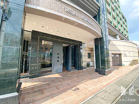 開放感のある設計で、日々の出入りはもちろん来客時にもゆとりを感じさせる上質なエントランスも魅力です。