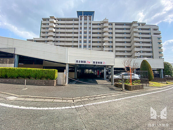 出入口にはチェーンゲートを設置しており、駐車車両の防犯面も配慮された安心の仕様です。