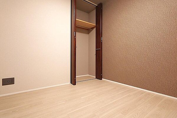 洋室です。3LDKならではの、ゆとりある部屋数です