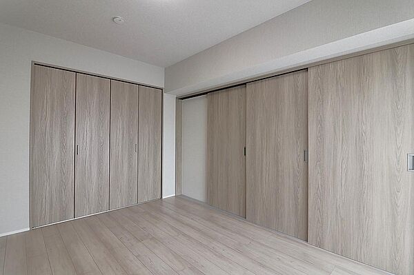 全室クロス・床を張り替えた洋室。寝室やお子さま部屋に最適です