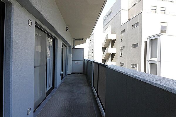 物干しにも便利なバルコニー。採光・通風に配慮されています