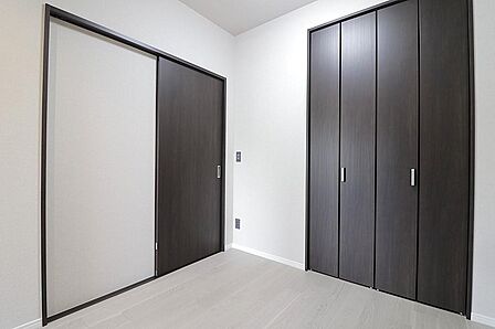 陽当たり良好な居室。家具の配置もしやすいゆとりの空間