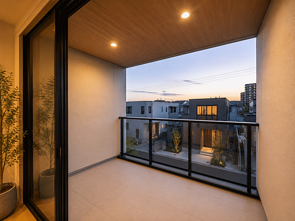 眺望を楽しめるバルコニーの施工例です。※実際の建物とは異なります