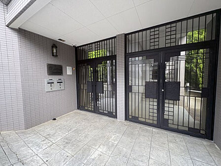 マンションのエントランス。管理の行き届いた清潔感のある共用部です