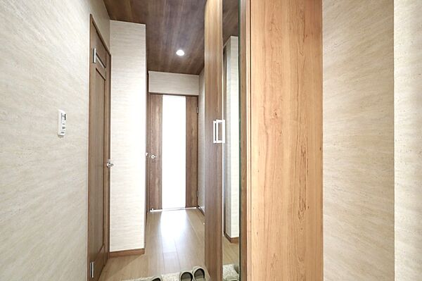 お客様をあたたかくお迎えする玄関まわり。すっきり片付く工夫もご相談ください。
