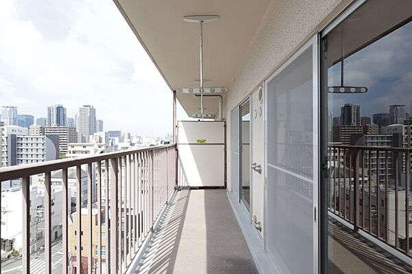 洗濯物もよく乾く開放的なバルコニー。休日は外の空気を感じてひと息つけます。