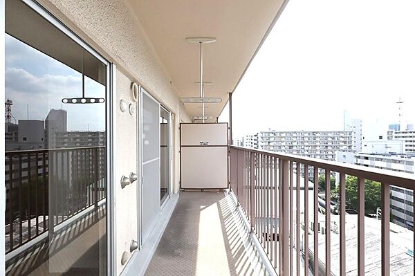 眺めを楽しみながらくつろげるバルコニー。ガーデニングにもぴったりの空間です。