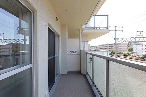 洗濯物もよく乾く開放的なバルコニー。休日は外の空気を感じてひと息つけます。