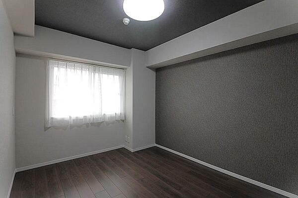 明るく落ち着いた洋室。家具も配置しやすいお部屋です。