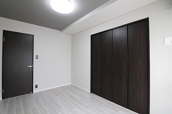 風通しのよい洋室。在宅ワークやお子様のお部屋にも使えます。