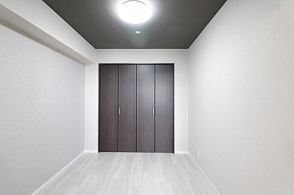 やさしい光が入る洋室。気持ちよく一日をはじめられるお部屋です。