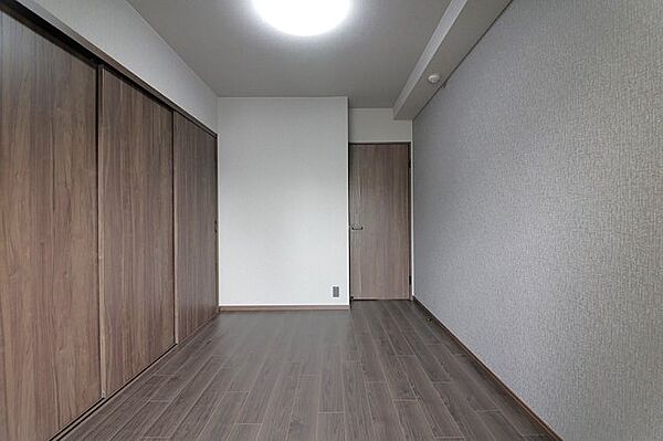 やさしい光が入る洋室。気持ちよく一日をはじめられるお部屋です。