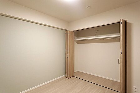 陽当たりと風通しを感じられる洋室。寝室にも書斎にも暮らしに合わせて使えます。