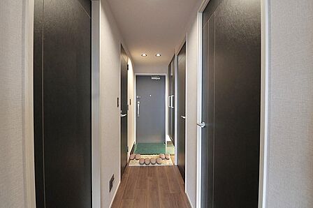 廊下の先が玄関。お出かけのときも、お帰りのときも、まっすぐ気持ちよく通り抜けられます。※小物はイメージです