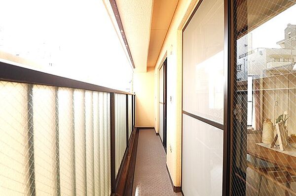 すりガラス調の手すりでプライバシーに配慮したバルコニーです