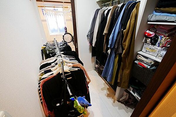サンルーム横のファミリークロークにお洋服をそのまましまえます♪