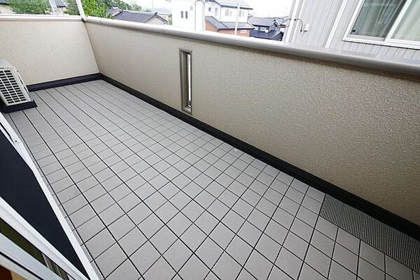 広々としたバルコニーでお洗濯はもちろん、キャンプチェアを置いてゆっくりするのもいいかもしれません♪