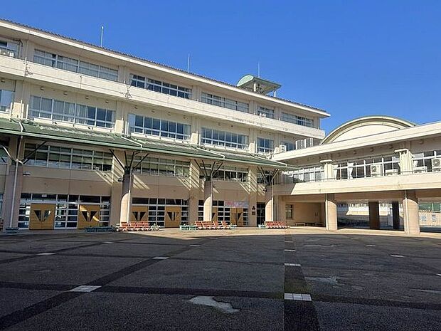 津幡町立津幡中学校 1090m