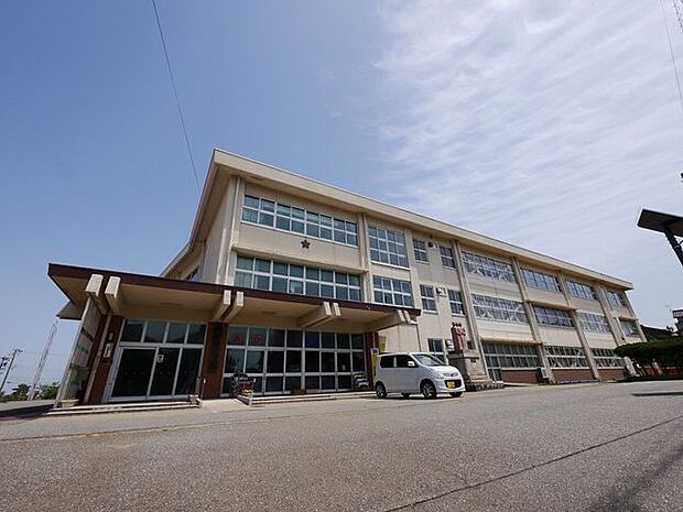 外日角小学校 940m