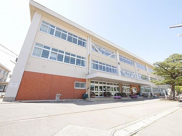 七塚小学校 730m