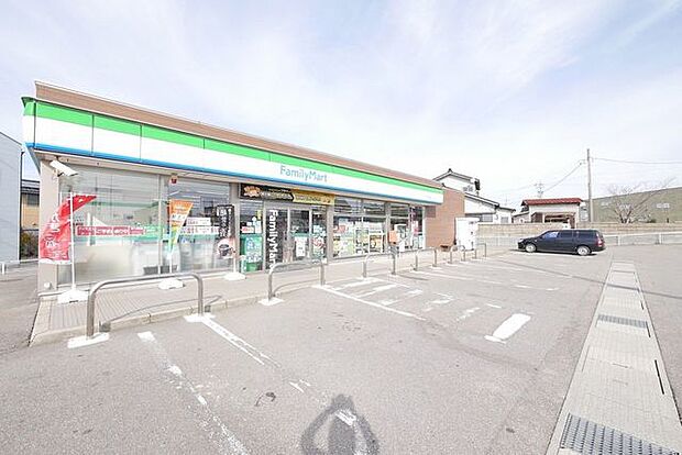 ファミリーマート 七塚店 840m