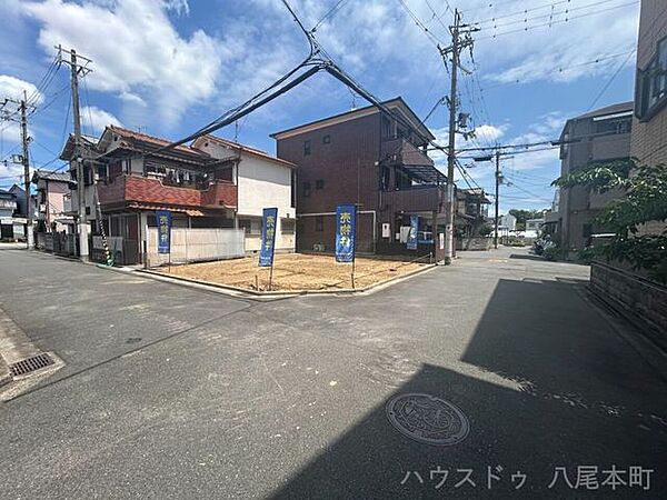 前面道路は西側4.7ｍ、南側5.7ｍとゆとりある道路となっております！