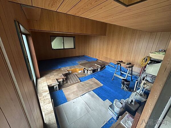 高台の途中にある一室は倉庫や作業スペース等色んな使い方でご利用頂けます！