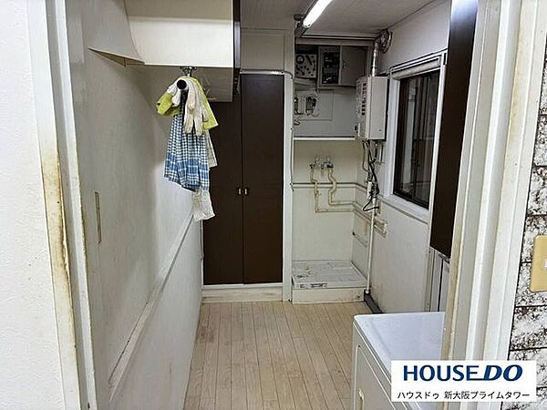 洗剤のストックやタオル類、掃除用具などもすっきり隠して収納できます♪