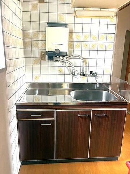 3階廊下の流し台メインのキッチンとは別に、3階廊下にも独立した流し台を設置しています。