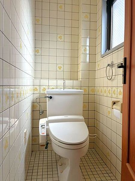 2F居宅のトイレ便利なタオルホルダーが完備されており、手洗いの際もスムーズで快適♪