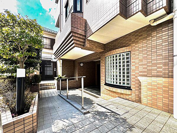 マンションの「管理の質」が現れるメールボックス。隅々まで清掃が行き届き、居住者様の丁寧な暮らしぶりが伺えます。共有部の維持管理もしっかりした、永く住み続けられる一棟です。