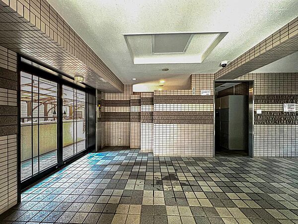 ゆとりある空間が広がる、落ち着いた共用ロビー。