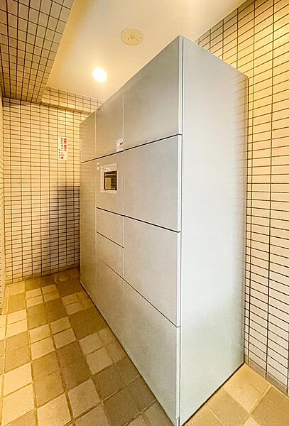 【宅配ボックス完備】不在時でも荷物を受け取れるため、配達時間を気にせずお出かけや家事に集中できます。ネットショッピング利用が多い方にも嬉しい、現代の暮らしに欠かせないマストアイテムです。